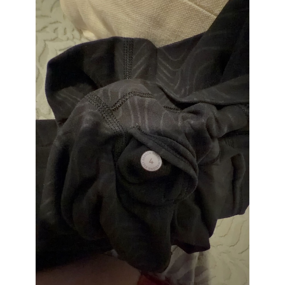 Lululemon High Rise Yoga Pants Black Tonal Wave Pattern Leggings Size 4